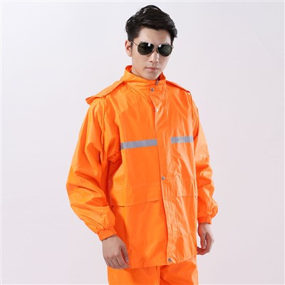 Reflekterende striping. Produksjon av oransje regnfrakk